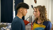 Elias ist fassungslos: Das Jugendamt will Charli in eine Wohngruppe stecken, da sie ohne Erziehungsberechtigten in der WG lebt. Doch Charli kämpft komischerweise nicht um ihren WG-Platz. Elias hat ein ungutes Gefühl und eine böse Vorahnung…