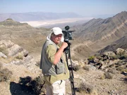 Regisseur Udo Maurer in der Gluthitze des amerikanischen Death Valley. Regisseur Udo Maurer in der Gluthitze des amerikanischen Death Valley.