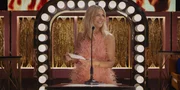 DJ (Kaitlin Olson) tritt bei der 'Roast'-Show zu Ehren ihrer Mutter auf. Ava fürchtet Details der schwierigen Mutter-Tochter-Beziehung könnten ein Desaster für Deborah werden oder die schlechten Witze eine Blamage für DJ.