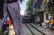 In Hanoi fahren die Züge dicht an den Häusern vorbei – für viele Touristen eine Attraktion. In Hanoi fahren die Züge dicht an den Häusern vorbei – für viele Touristen eine Attraktion.