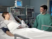 Erst als er selbst mit einer schlimmen Gasbrandinfektion im Krankenhaus liegt, wird Rufus Fehn (Joseph K. Bundschuh, links) klar, dass Ben Seidler (Martin Baden) seine Freundschaft ausgenutzt hat.