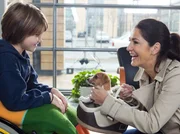 Wegen der hohen Infektionsgefahr konnte Leon (Luca Vömel) nie ein Haustier haben. Um ihm zu zeigen, dass es Hoffnung gibt, kauft ihm seine Mutter Monika (Mariella Ahrens) einen Welpen. Wegen der hohen Infektionsgefahr konnte Leon (Luca Vömel) nie ein Haustier haben. Um ihm zu zeigen, dass es Hoffnung gibt, kauft ihm seine Mutter Monika (Mariella Ahrens) einen Welpen.