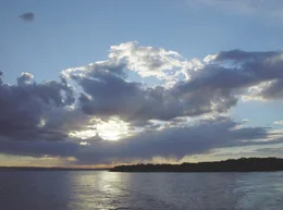 Amur am Abend: Eine Schiffsreise auf dem Amur ist auf Teilstrecken des Stromes m&ouml;glich. Reisende, die Natur pur und menschenleere Landschaften bevorzugen, finden dabei immer wieder auch au&szlig;ergew&ouml;hnliche Fotomotive.