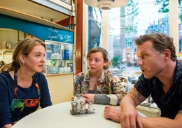 Elke Berger (Margarita Broich, li.) mit ihrer Tochter Paula (Amber Marie Bongard) und Freund Lars (Dirk Borchardt).