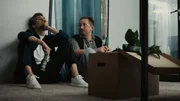Frank (Tom Beck, l.) ist verzweifelt und Kollege Fynn (Carl Geißler, r.) steht ihm bei.