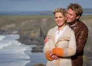 Rosamunde Pilcher - Das Geheimnis der weissen Taube Glücklich vereint: Ivonne Schönherr als Stella, Hubertus Grimm als David Rosamunde Pilcher - Das Geheimnis der weissen Taube Glücklich vereint: Ivonne Schönherr als Stella, Hubertus Grimm als David