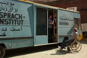 Margarete (Swetlana Schönfeld) zeigt Gmeiner (Rainer Reiners) das Innere des Bücherbusses. Sie verrät ihm, dass sie nicht dahinter steht.