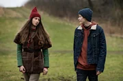 Tinka (Josephine Chavarria Højbjerg) und Lasse (Albert Rosin Harson) auf dem Weg zum See.
