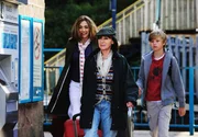 Alex Stapleton (Julia Richter) und ihr Sohn David (Dominik Jahn) werden von Margret Pollard (Heidelinde Weis, 2.v.li.) am Bahnhof abgeholt.
