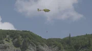 Die Hubschrauber-Crew rettet einen Verletzten aus den Bergen.