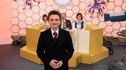 Hans Rosenthal (Florian Lukas, 2.v.l.) ist 1978 einer der prominentesten Showmaster, begleitet von seinem Team Mady Riehl (Theresia Wald, r.), "Ekki" Fritsch (Timo Dierkes, 2.v.r.) und Brigitte Xander (Katharina V&ouml;lkl, l.).