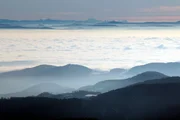 Typisch für den Südschwarzwald: Bergketten, nebelige Täler und bei klarer Sicht ein Blick bis zu den Alpen. Typisch für den Südschwarzwald: Bergketten, nebelige Täler und bei klarer Sicht ein Blick bis zu den Alpen.