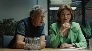 Auch auf der Arbeit hat Frank Probleme und er muss zu einem Gespräch mit seinem Chef Karsten (Jan Henrik Stahlberg) und einer Personalerin (Claudia Obert).