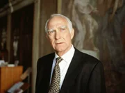 Museumsdirektor Semenzato (Edgar M. Böhlke) handelt nebenbei mit Antiquitäten.