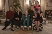 Trotz aller familiärer und beruflicher Zwistigkeiten. Bei Deborahs (Jean Smart, M.) glamouröser Weihnachts-Dinnerparty haben sie sowie ihr Assistent Damien (Mark Indelicato, l.), Haushälterin Josefina (Rose Abdoo, 2.v.l.), Bürgermeisterin Mayor Jo (Lauren Weedman, 2.v.r) und Avas Mutter Nina (Jane Adams, r.) viel Spaß. Trotz aller familiärer und beruflicher Zwistigkeiten. Bei Deborahs (Jean Smart, M.) glamouröser Weihnachts-Dinnerparty haben sie sowie ihr Assistent Damien (Mark Indelicato, l.), Haushälterin Josefina (Rose Abdoo, 2.v.l.), Bürgermeisterin Mayor Jo (Lauren Weedman, 2.v.r) und Avas Mutter Nina (Jane Adams, r.) viel Spaß.
