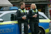 Mattes (Matthias Schloo) genießt es sehr, endlich wieder mit Melanie (Sanna Englund) auf Streife zu sein.