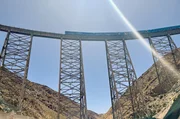 Auf dem spektakulären Viadukt La Polvorilla überquert der Tren a las Nubes im Norden Argentiniens schwindelerregende Brücken und tiefe Täler. Auf dem spektakulären Viadukt La Polvorilla überquert der Tren a las Nubes im Norden Argentiniens schwindelerregende Brücken und tiefe Täler.