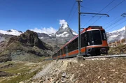 Die Gornergratbahn fährt im 30-Minuten-Takt von Zermatt zum Gornergrat – der Blick aufs Matterhorn ist dabei allgegenwärtig. Die Gornergratbahn fährt im 30-Minuten-Takt von Zermatt zum Gornergrat – der Blick aufs Matterhorn ist dabei allgegenwärtig.