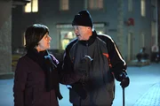 Als Rosi den Pfarrer beim Sporteln sieht, ist ihr Ehrgeiz angestachelt. Von links: Rosi Brunner (Brigitte Walbrun) und Pfarrer Kurz (Hans Stadlbauer).
