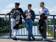 Juma (Vito Sack), Leo (Pablo Moreno) und Amir (Tommes Diallo) auf einer Brücke am frühen Morgen. Ein Moment der Orientierungslosigkeit nach einer durchfeierten Nacht.
