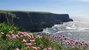 Die Brandung des rauen Atlantiks formt stetig die steilen K&uuml;sten im Norden der Insel, die zum Wahrzeichen Irlands geh&ouml;ren.