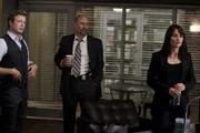 L-R: Patrick Jane (Simon Baker), Sam Bosco (Terry Kinney), Teresa Lisbon (Robin Tunney)