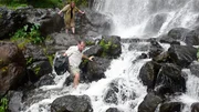 Dolmetsch Jean Paul Carminati und Kameramann Udo Maurer queren einen Wildbach nahe dem Trou de fer Wasserfall, Réunion. Dolmetsch Jean Paul Carminati und Kameramann Udo Maurer queren einen Wildbach nahe dem Trou de fer Wasserfall, Réunion.