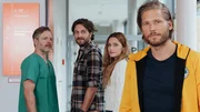 Nach den positiven Nachrichten von Dr. Nick Aichstetter (Nicholas Reinke, l.) steht der Hochzeit von Sofia Conti (Mitsou Jung, 2.v.r.) und Stefan Bergstätter (Frederik Götz, 2.v.l.) nichts mehr im Weg. Und Markus Kofler (Sebastian Ströbel, r.) kommt dabei eine besondere Ehre zuteil. Nach den positiven Nachrichten von Dr. Nick Aichstetter (Nicholas Reinke, l.) steht der Hochzeit von Sofia Conti (Mitsou Jung, 2.v.r.) und Stefan Bergstätter (Frederik Götz, 2.v.l.) nichts mehr im Weg. Und Markus Kofler (Sebastian Ströbel, r.) kommt dabei eine besondere Ehre zuteil.