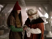 Gobbe (Lars Knutzon) findet heraus, dass sein Sohn Fileas ihn belogen hat und beruhigt Tinka (Josephine Chavarria Højbjerg).