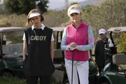 Deborah (Jean Smart, M.) nimmt - unterstützt von Ava (Hannah Einbinder, l.) - an einem Golfturnier teil, um sich bei den dort ebenfalls teilnehmenden Lokalsenderchefs beliebt zu machen. (Komparse im Bild)
