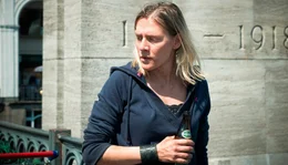 Mecki (Nadine Boske) ist eine heruntergekommene Punkerinvon Ende Zwanzig. Das Leben auf der Stra&szlig;e hat sie hart und ruppig gemacht.