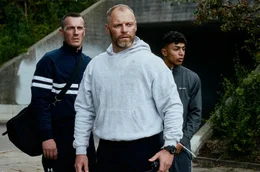 Die Polizisten Mike Andersen (Jacob Hauberg Lohmann) und Jens H&oslash;yer (Simon Sears, li.) brauchen die Hilfe von Amos Al-Shami (Tarek Zayat, re.).