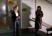 Irene Huss (Angela Kovacs, rechts) und ihre Kollegin Birgitta Moberg (Emma Swenninger) ermitteln im Krankenhaus. Irene Huss (Angela Kovacs, rechts) und ihre Kollegin Birgitta Moberg (Emma Swenninger) ermitteln im Krankenhaus.