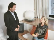 Commissario Brunetti (Uwe Kockisch) vernimmt die Verdi-Sängerin Flavia Petrelli (Leslie Malton).