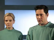 Dr. Philipp Brentano (Thomas Koch) ist begeistert vom Engagement seiner neuen bisher wenig geschätzten Kollegin Dr. Isabel Dahl (Denise Zich).