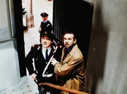 Commissario Guido Brunetti (Joachim Król, rechts) und sein Assistent Vianello (Karl Fischer, Mitte) bereiten eine Verhaftung vor. Commissario Guido Brunetti (Joachim Król, rechts) und sein Assistent Vianello (Karl Fischer, Mitte) bereiten eine Verhaftung vor.
