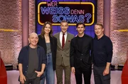 Moderator Kai Pflaume (M.) und seine Rateteam-Kapitäne Bernhard Hoëcker (l.) und Wotan Wilke Möhring (r.) begrüßen in dieser Sendung das Model, Singer/Songwriterin, Moderatorin und Schauspielerin Eva Padberg (2.v.l.) und das Model, Kreativdirektor, Fotograf und Designer Johannes Huebl (2.v.r.). Moderator Kai Pflaume (M.) und seine Rateteam-Kapitäne Bernhard Hoëcker (l.) und Wotan Wilke Möhring (r.) begrüßen in dieser Sendung das Model, Singer/Songwriterin, Moderatorin und Schauspielerin Eva Padberg (2.v.l.) und das Model, Kreativdirektor, Fotograf und Designer Johannes Huebl (2.v.r.).