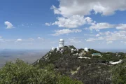 Aufnahme des Kitt Peak von der gegenüberliegenden Seite mit zentrierter Kuppel