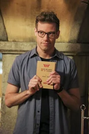In einem Buch, das ihm Hetty einst schenkte, st&ouml;&szlig;t Eric (Barrett Foa) auf einen Code. Kann dieser das R&auml;tsel um Hettys Aufenthaltsort l&ouml;sen?