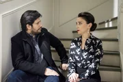 Simone (Tatjana Clasing) vertraut Maximilian (Francisco Medina) an, wer Niclas ist.