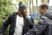 Moritz' (Tijan Njie, l.) und Ronnys Plan, Marcel (Torben Neupert) zu überführen, droht zu scheitern.