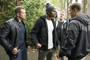Moritz' (Tijan Njie, M.) und Ronnys Plan, Marcel (Torben Neupert) zu überführen, droht zu scheitern. (l. Kai Klima als Arndt)