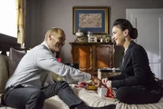 Simone (Tatjana Clasing) und Richard (Silvan-Pierre Leirich) packen zusammen Weihnachtsgeschenke ein und hoffen, Jenny wieder einfangen zu können.