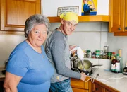 SRF bi de Lüt – Männerküche, Folge 2. Rolf Gisler (r.) und seine Mutter Bertha Gisler. SRF bi de Lüt – Männerküche, Folge 2. Rolf Gisler (r.) und seine Mutter Bertha Gisler.