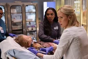 Chicago Med - Staffel 10, Folge 3: Marlyne Barrett als Maggie Lockwood, Jessy Schram als Dr. Hannah Asher