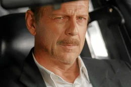 Der ausgebrannte NYPD-Detective Jack Mosley (Bruce Willis, r.) hat gro&szlig;e Alkoholprobleme, ein kaputtes Bein und &uuml;berhaupt keine Kondition. Im Revier beschr&auml;nkt er sich darauf, sich p&uuml;nktlich ein- und auszustempeln. Da erh&auml;lt er den Auftrag, einen H&auml;ftling 16 H&auml;userblocks entfernt zum Gerichtsgeb&auml;ude zu bringen ?