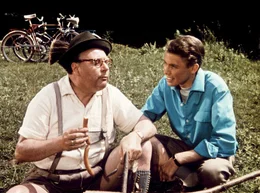 Fritz Eilers (Heinz Erhardt, li.) und Sohn Robby (Peter Kraus).