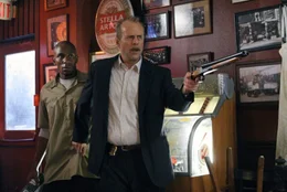 Der &uuml;berm&uuml;dete Polizist Jack Mosley (Bruce Willis, r.) soll den Kriminellen Eddi Bunker (Mos Def, l.) vom Gef&auml;ngnis zum Gerichtsgeb&auml;ude bringen, l&auml;cherliche 16 Blocks weit. Da wird ein Anschlag auf Bunker ausge&uuml;bt ...