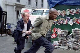 Nur 16 Blocks soll der Cop Jack Mosley (Bruce Willis, l.) den geschw&auml;tzigen Eddie Bunker (Mos Def, r.) von der Zelle in den Gerichtssaal bringen. Dort soll der Ganove gegen korrupte Polizisten aussagen  - was diese mit allen Mitteln zu vereiteln suchen. So beginnt eine wilde Hetzjagd durch die Stra&szlig;en von New York.