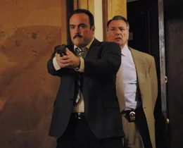 Robert Torres (David Zayas, l.)